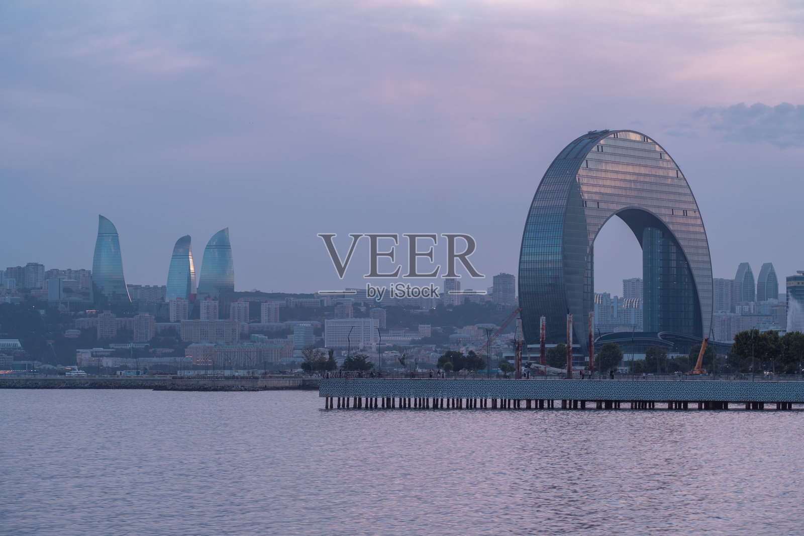 阿塞拜疆巴库的全景城市景观，粉色日落时分。照片摄影图片