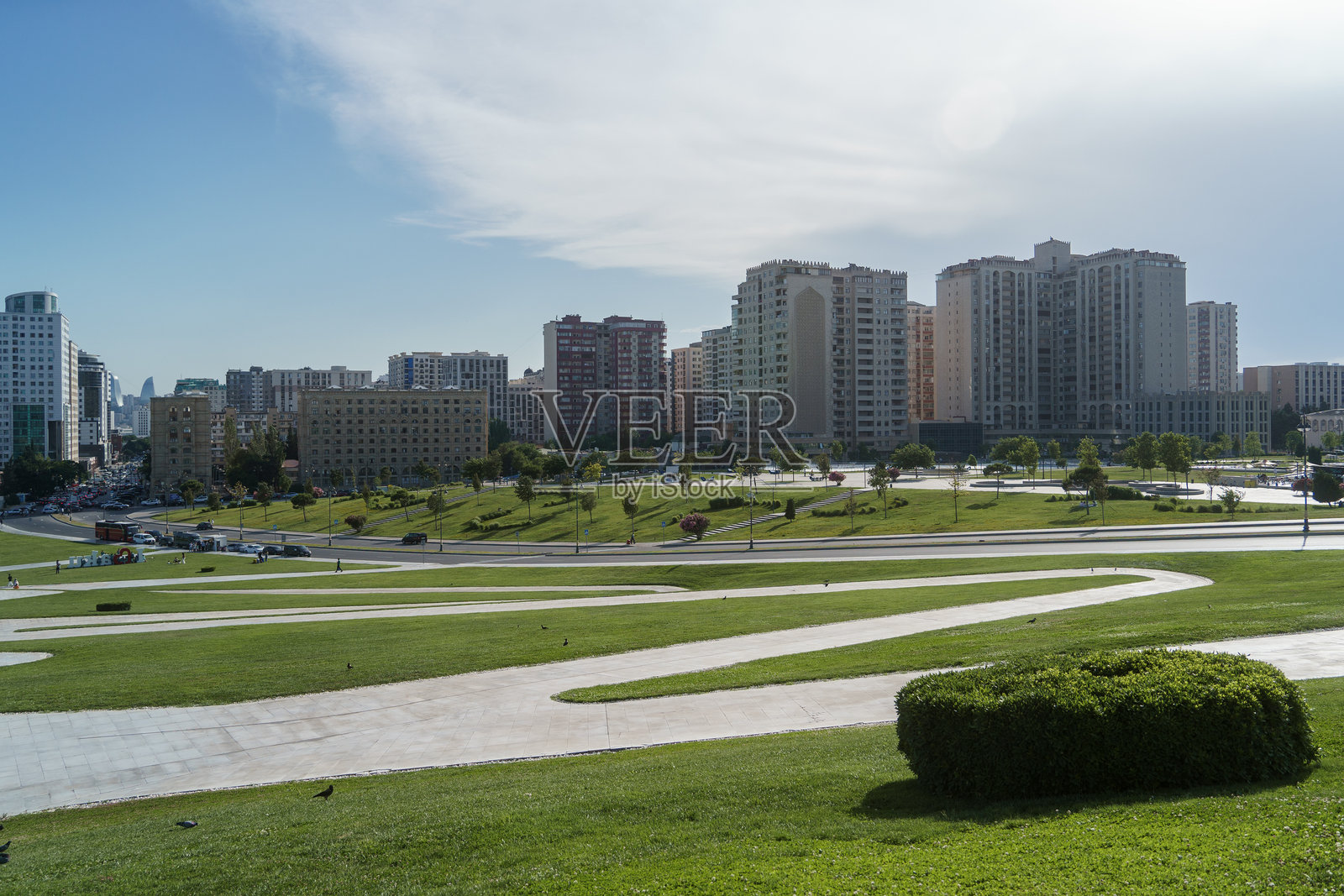 从海达尔·阿利耶夫中心公园俯瞰巴库的全景城市景观，夏日的日子照片摄影图片
