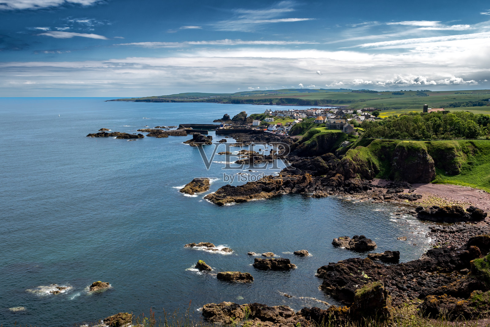 苏格兰贝尔威克郡圣阿布斯海角壮观的大西洋沿岸的风景如画的圣阿布斯村庄照片摄影图片