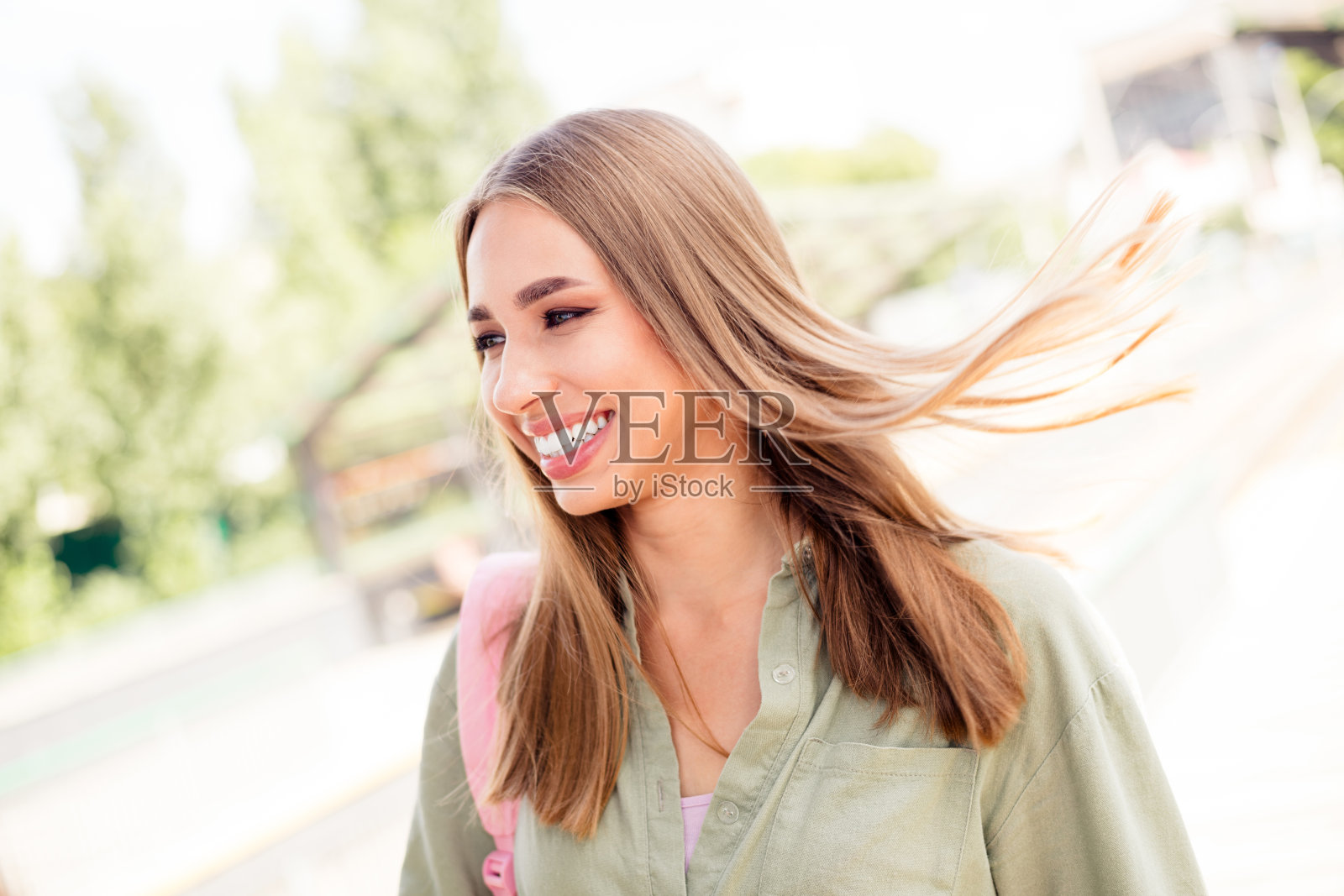 微笑的年轻女性在城市旅行时享受美丽的阳光明媚的户外时光照片摄影图片