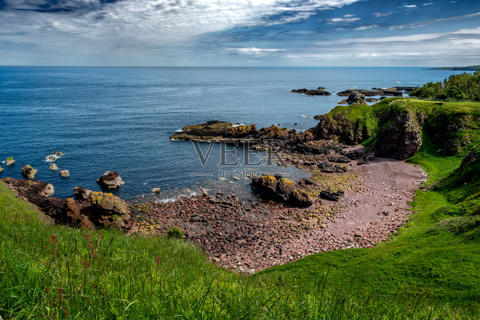 苏格兰贝尔威克郡圣阿布斯岬壮观的大西洋海岸上的风景如画的圣阿布斯村庄照片摄影图片