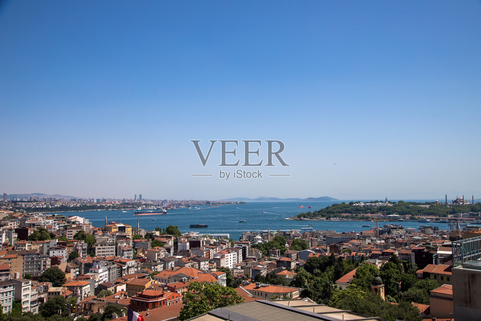 从伊斯坦布尔贝尤鲁区的加拉塔地区俯瞰历史半岛。照片摄影图片