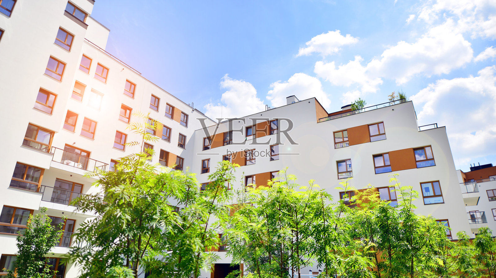 与自然和谐的欧洲住宅建筑。城市中的绿色生态友好生活。照片摄影图片