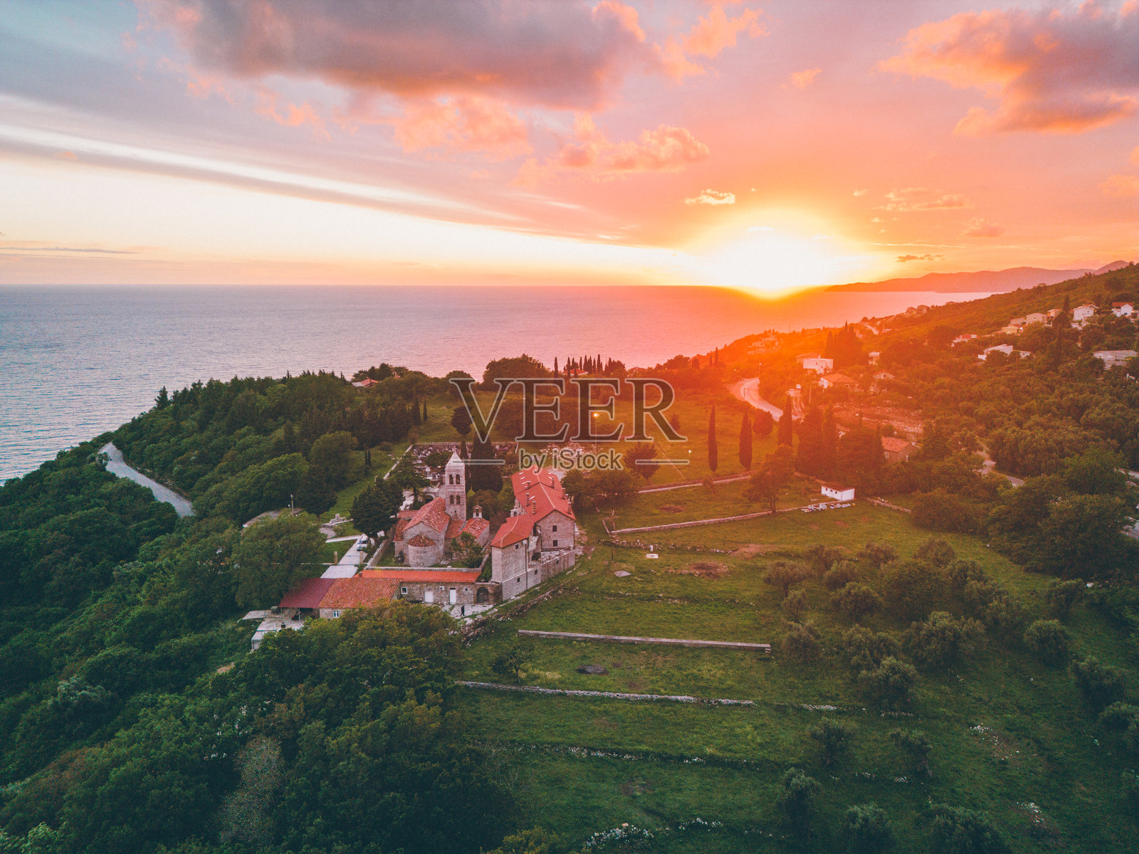 金色日落下的历史修道院鸟瞰图照片摄影图片