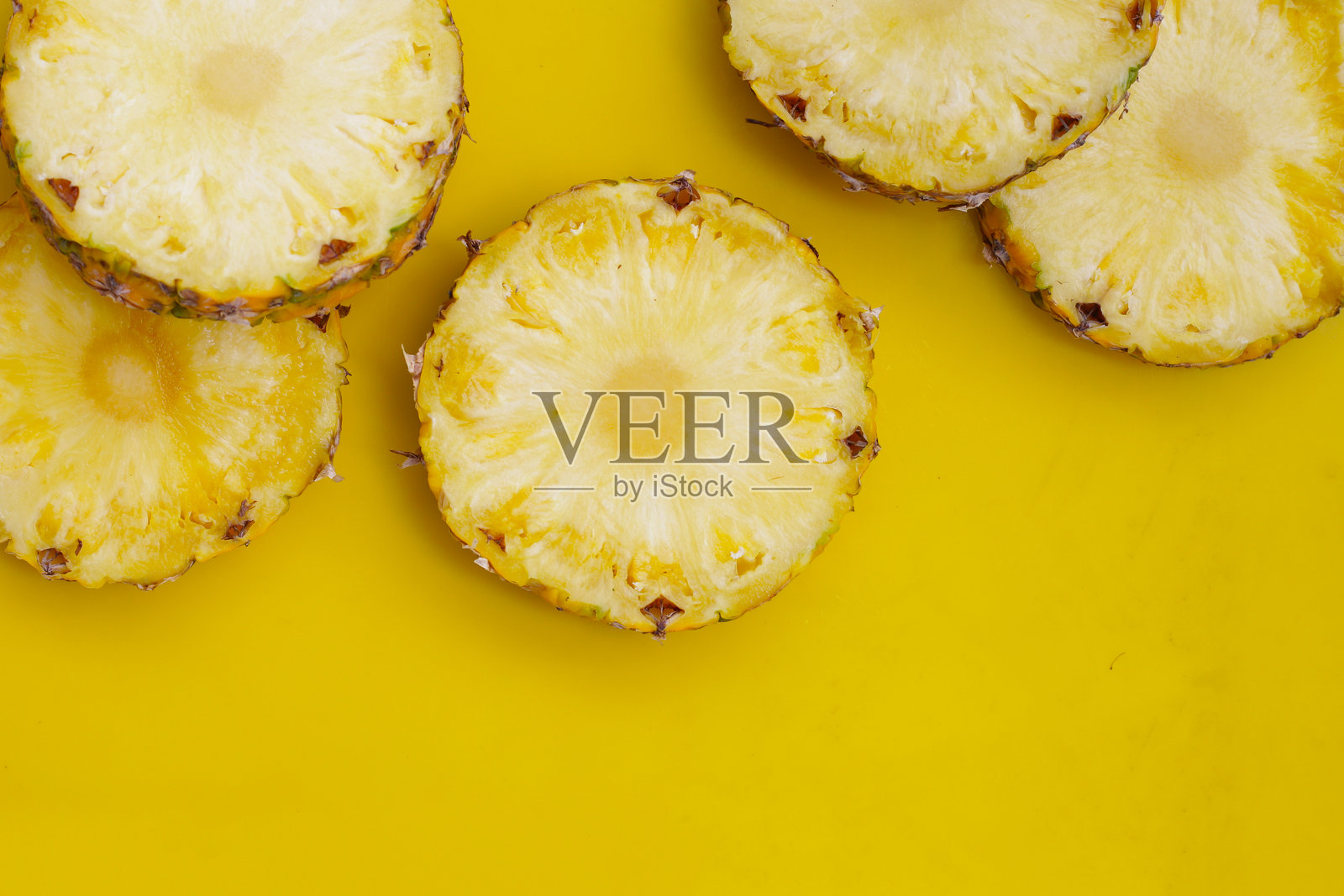 成熟的菠萝片，新鲜水果照片摄影图片