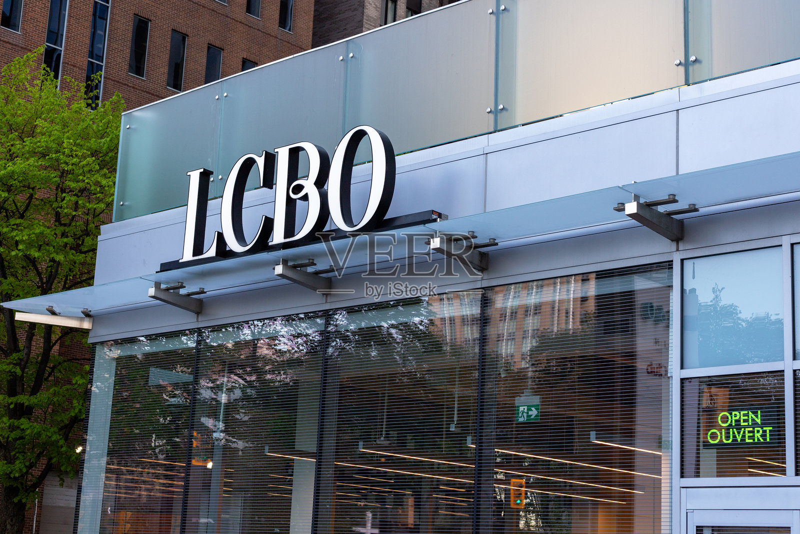 加拿大渥太华 - 2024年5月16日：渥太华市中心的安大略省酒类控制委员会零售店照片摄影图片