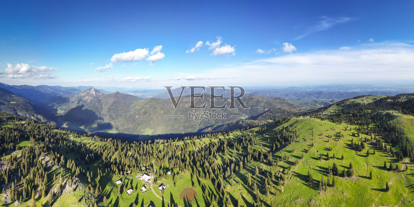 斯洛文尼亚美丽的山间牧场Velika Planina的全景鸟瞰图照片摄影图片