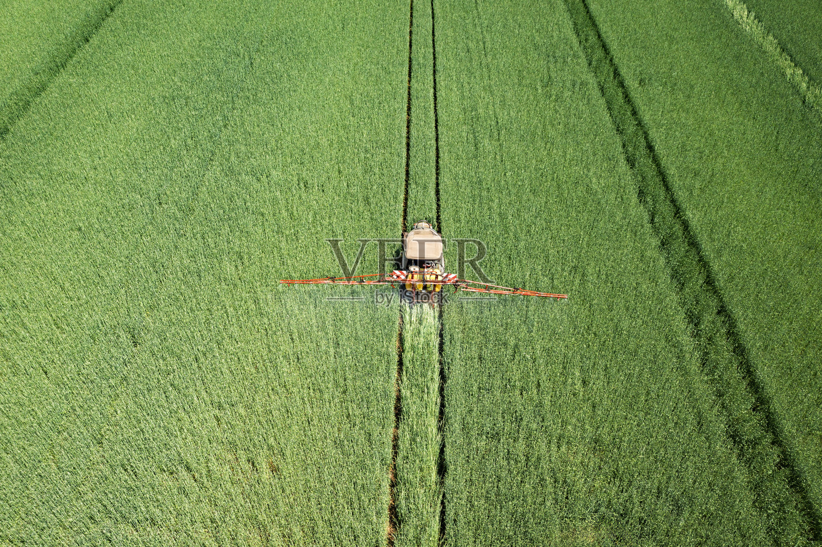 农田上空的拖拉机喷洒作业鸟瞰图照片摄影图片