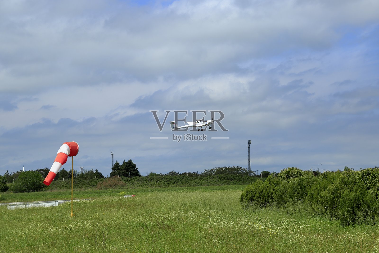 学生进行私人飞行执照的训练飞行。照片摄影图片