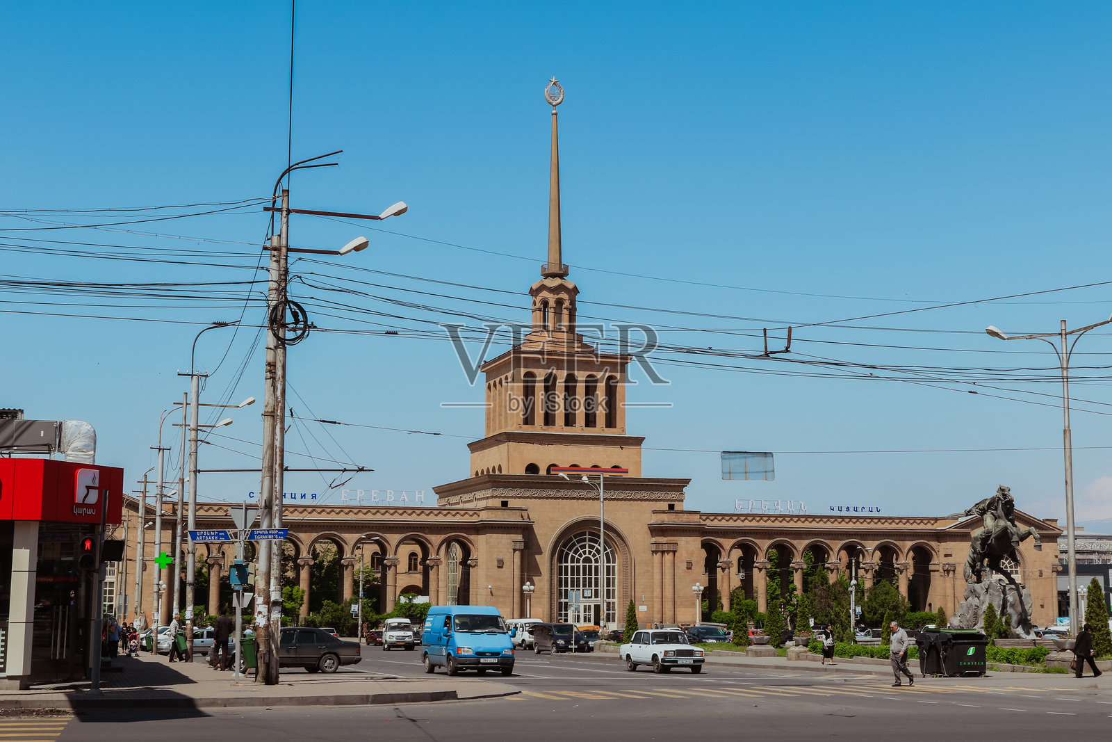 埃里温标志性的火车站建筑在阳光明媚的蓝天下照片摄影图片