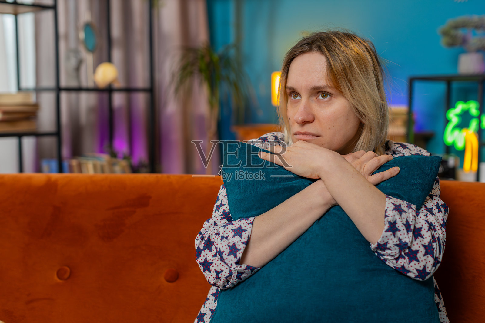 伤感孤独的白人女孩显得沉思，思考生活中的烦恼，遭受不公的境遇。照片摄影图片