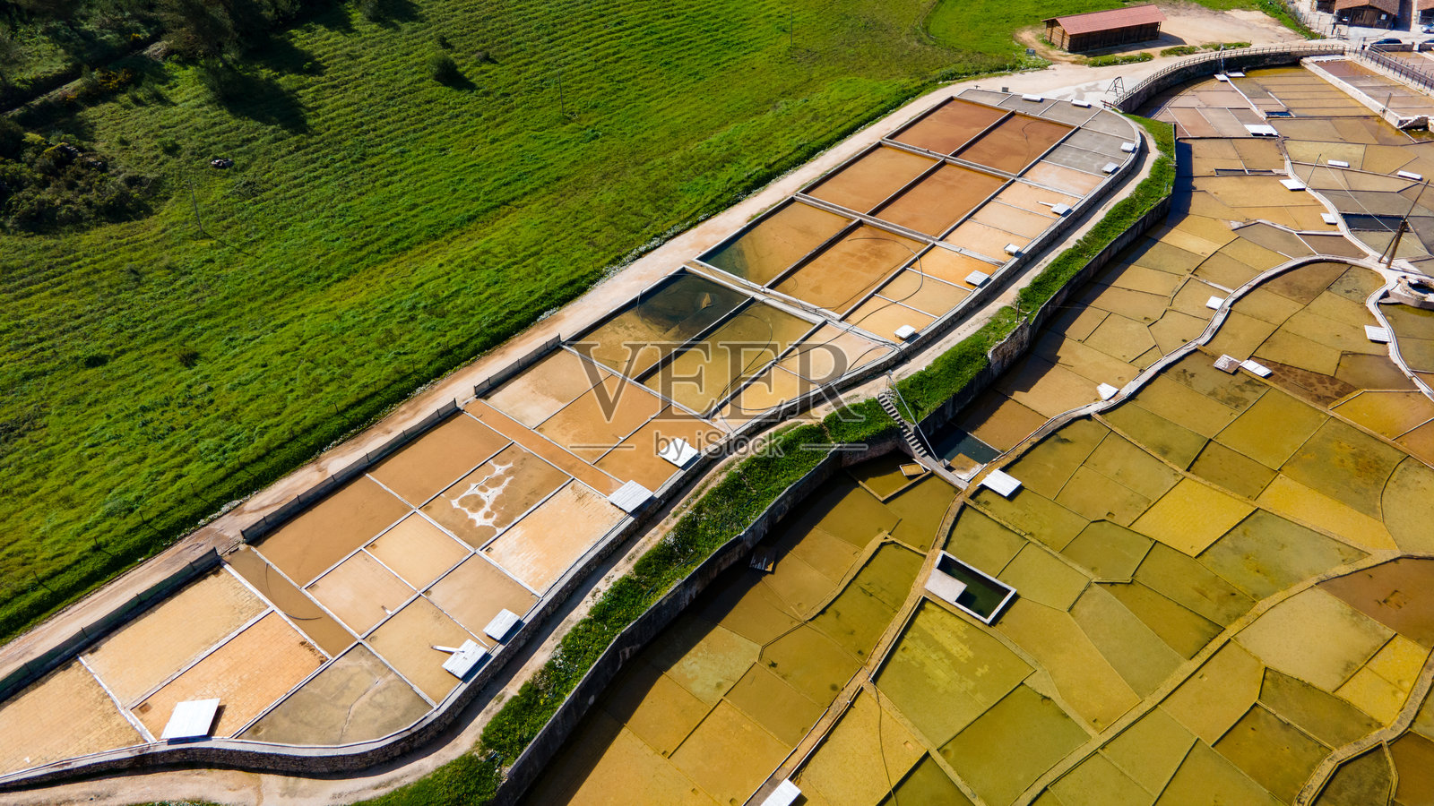 空旷道路和盐滩的高角度视图照片摄影图片
