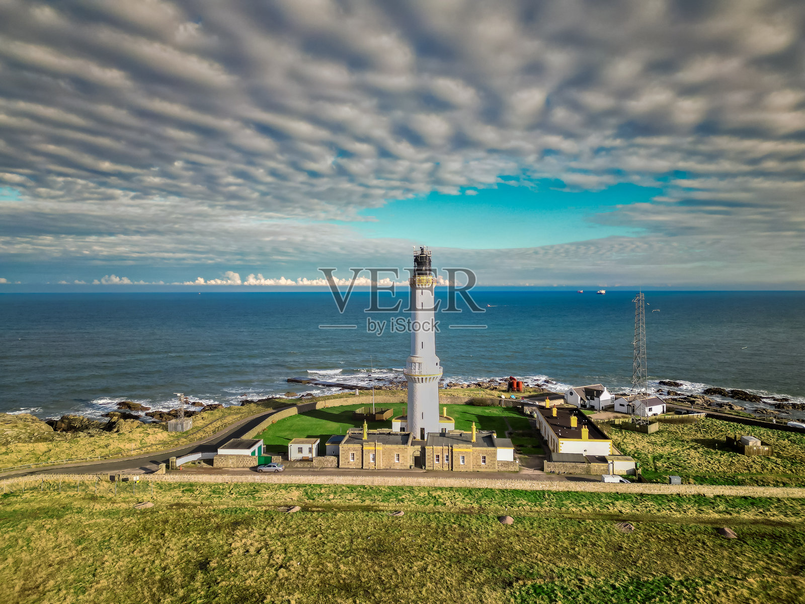 海边的灯塔与天空相映照片摄影图片