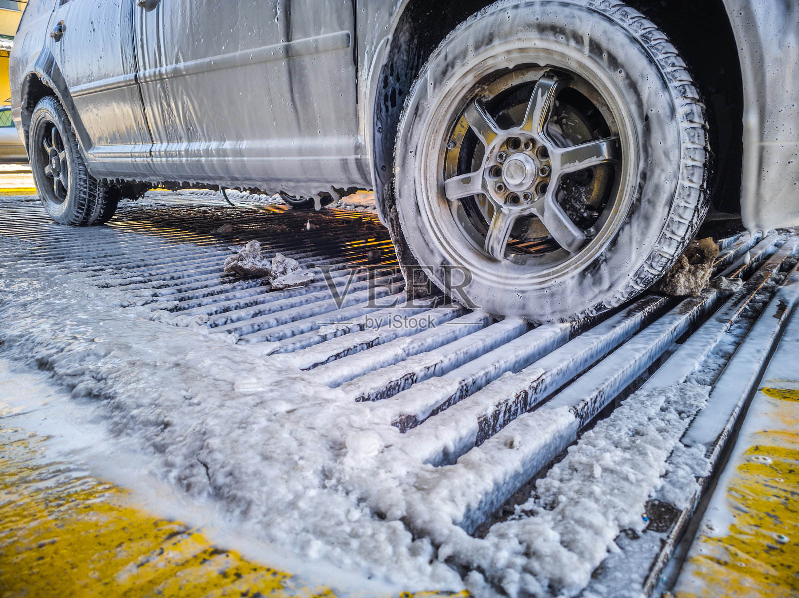 冬季户外自助洗车场的泡沫覆盖汽车照片摄影图片