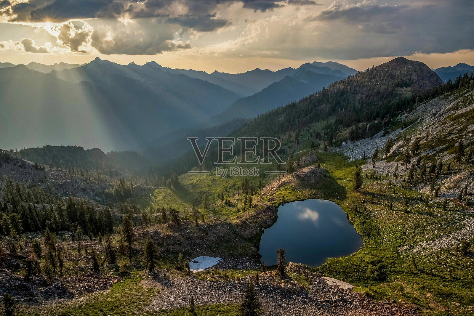 日落时分，天空映衬下的山脉美景照片摄影图片