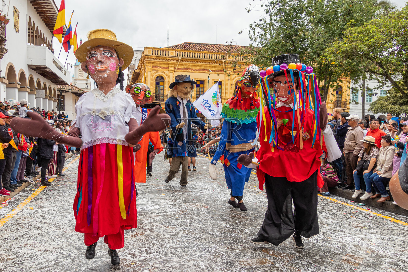 厄瓜多尔年度嘉年华游行中的巨型人偶照片摄影图片