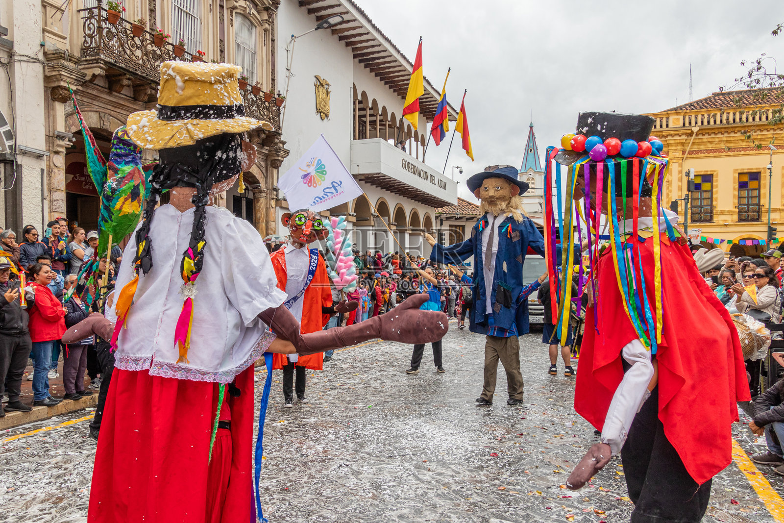 厄瓜多尔年度嘉年华游行中的巨型人偶照片摄影图片