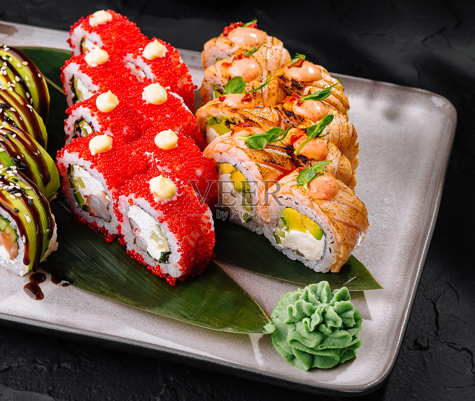 精美的寿司卷拼盘放在深色表面上照片摄影图片