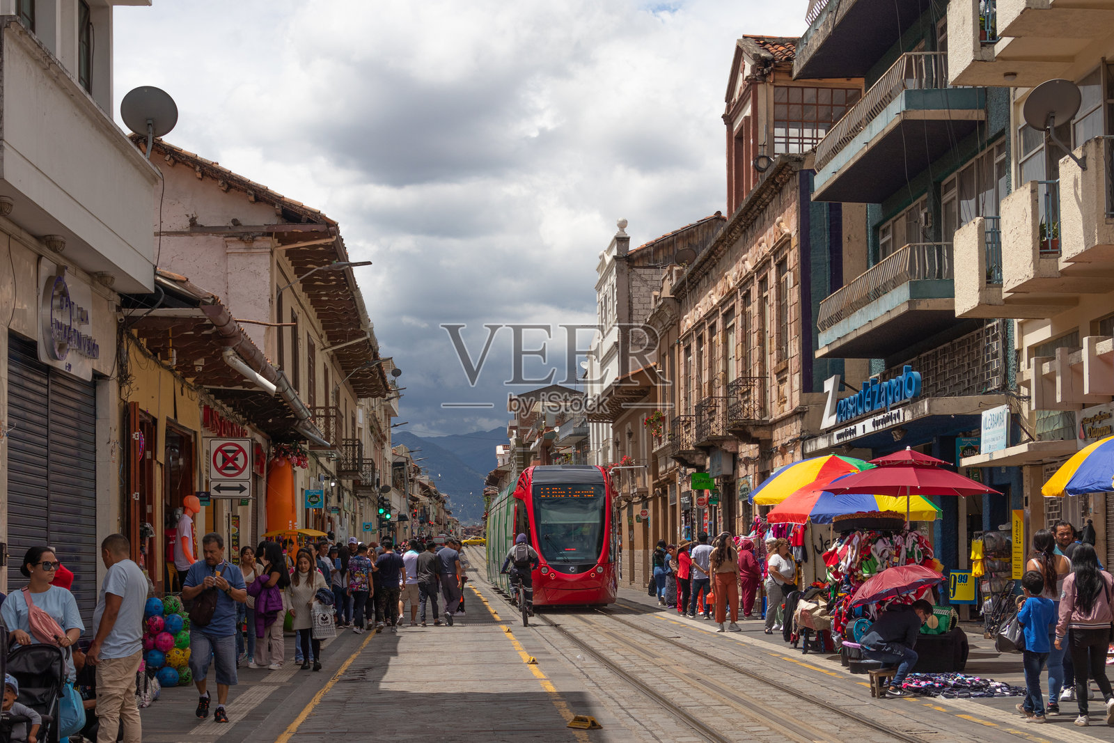 厄瓜多尔昆卡年末繁忙的街道照片摄影图片