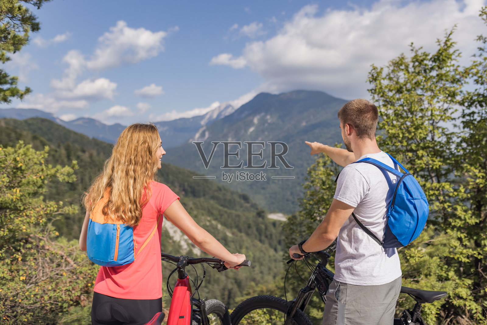 骑行情侣享受美景与成功照片摄影图片