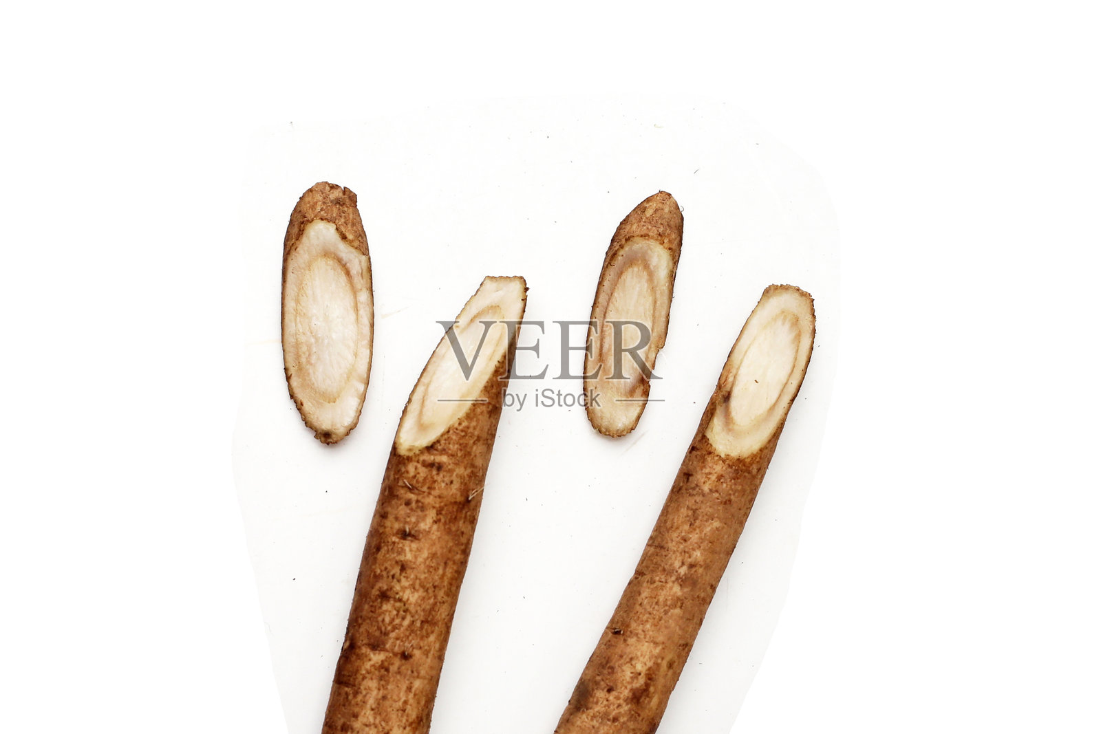 白色背景上的牛蒡根（Gobo）。照片摄影图片