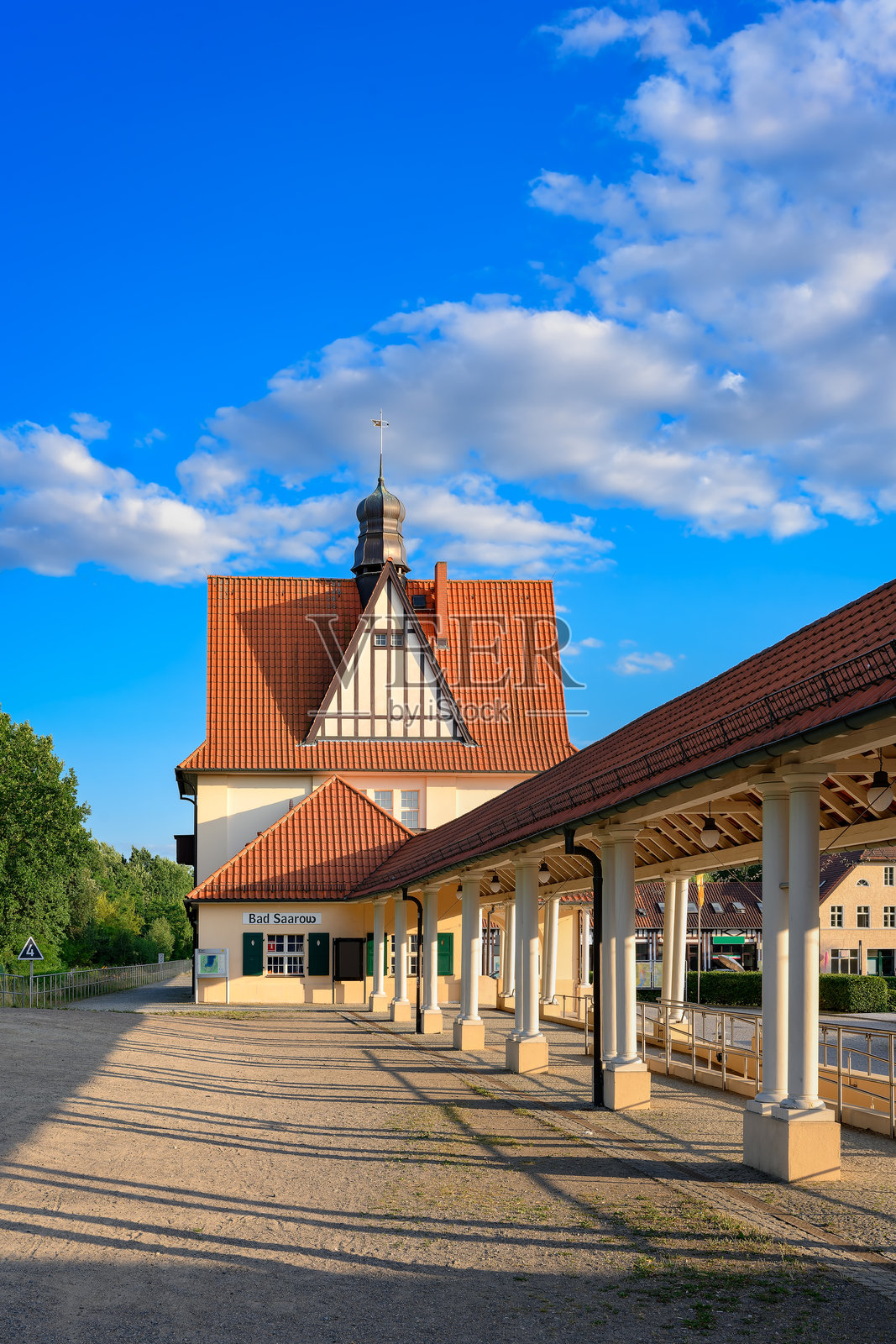 巴德萨罗的列入保护的车站建筑在晚霞中的柱廊照片摄影图片