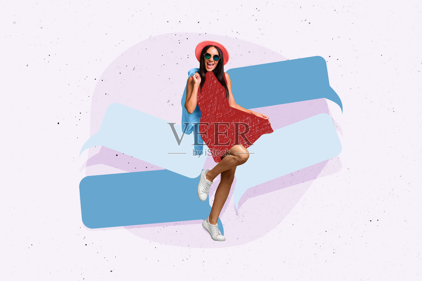 快乐兴奋的女孩站在对话框旁，穿着时尚，进行交流，背景为涂鸦风格。照片摄影图片