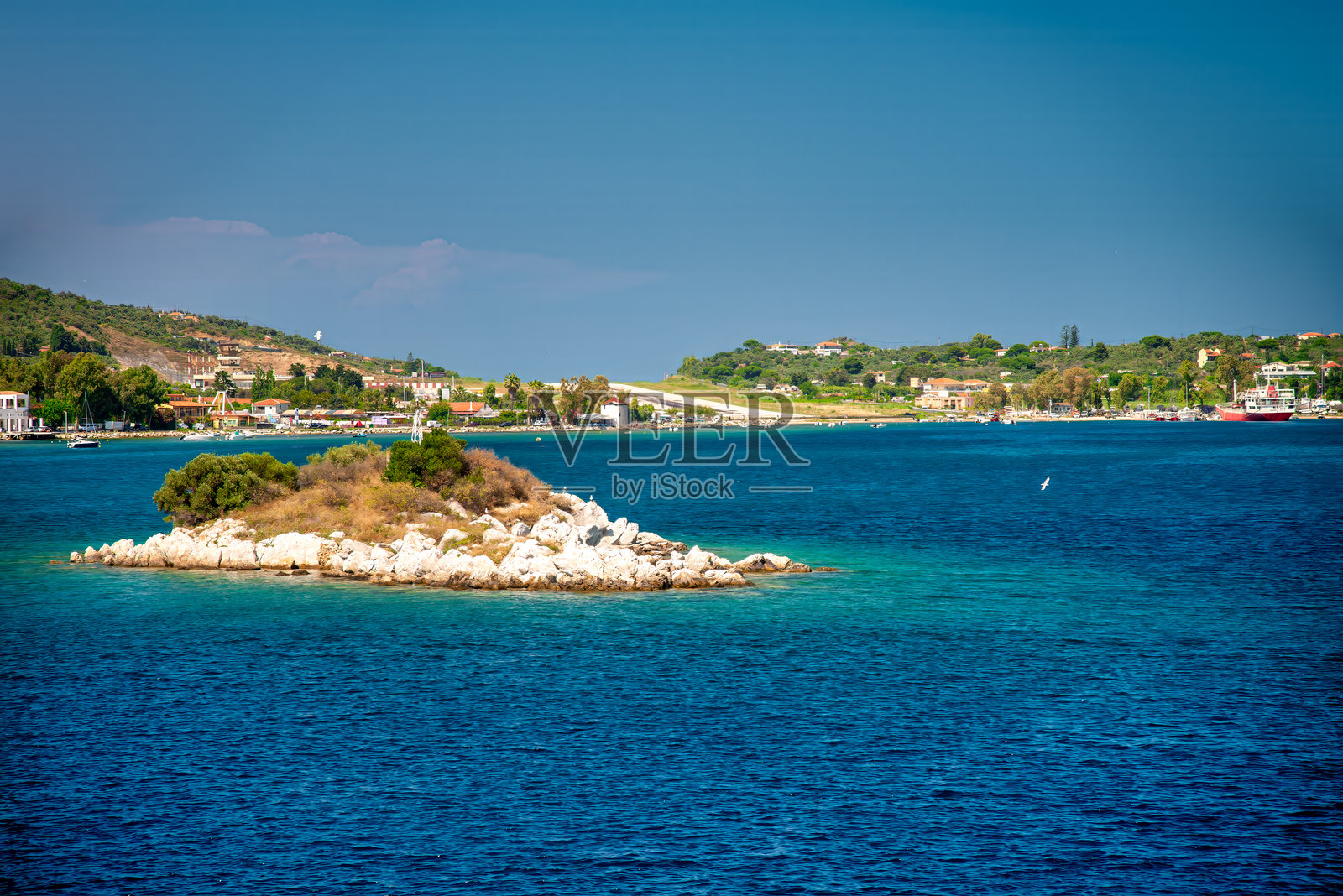 令人惊叹的斯基亚索斯岛鸟瞰图，碧蓝的海水与郁郁葱葱的海岸线相映成趣照片摄影图片