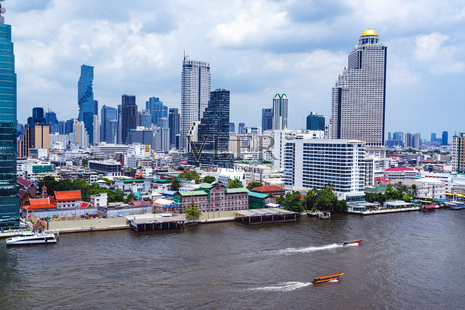 曼谷天际线全景，河流与现代摩天大楼相映成趣照片摄影图片