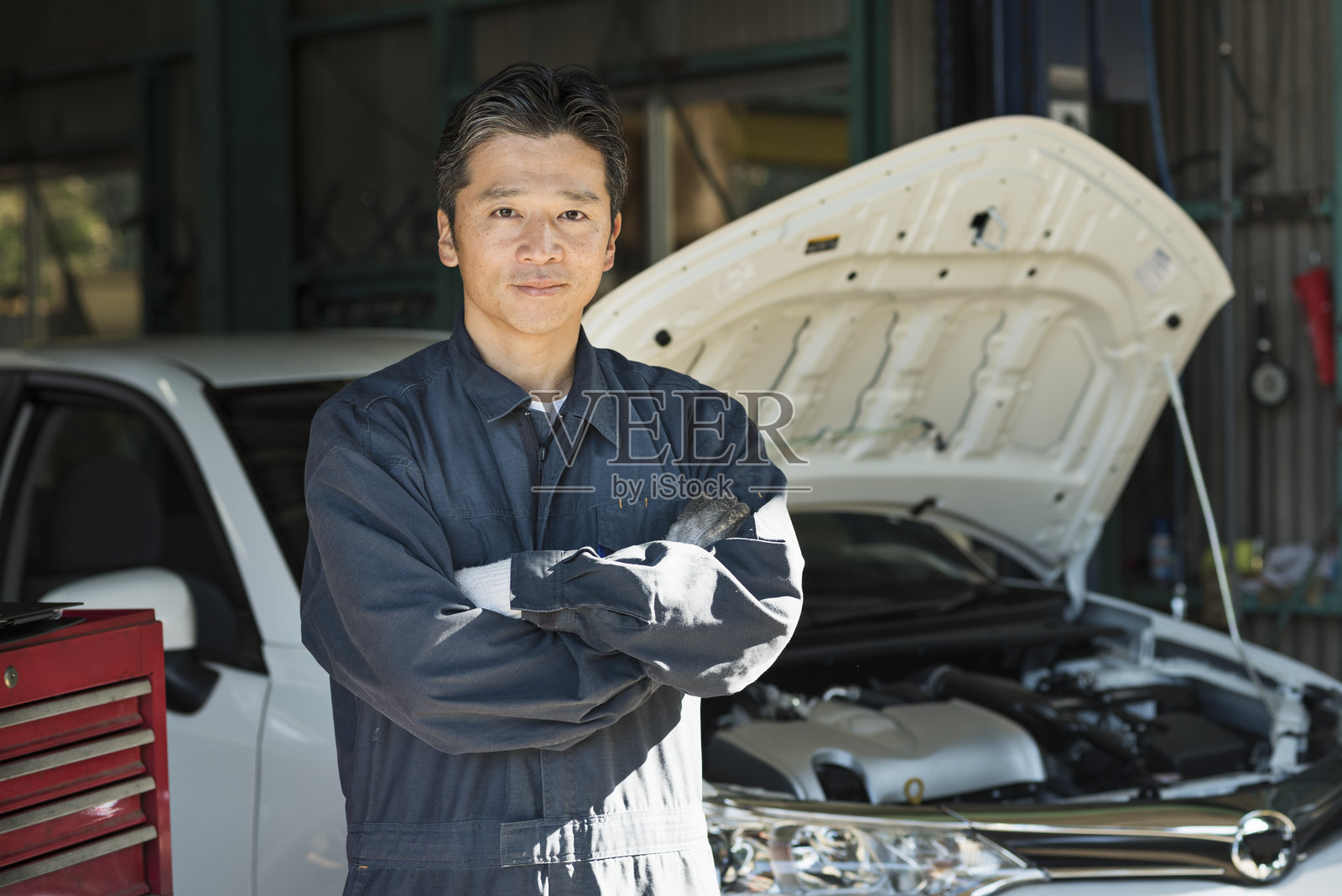中年男性汽车修理工照片摄影图片