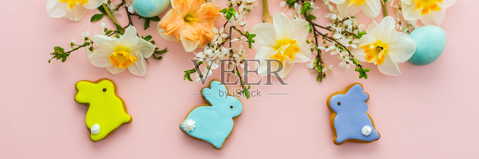 春天的花朵、复活节彩蛋和小兔子照片摄影图片