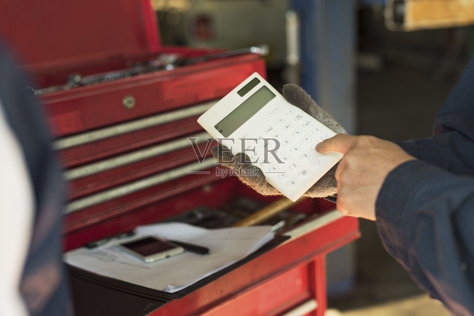 中年男性汽车修理工照片摄影图片