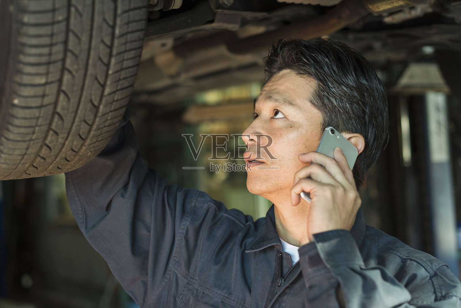 中年男性汽车修理工照片摄影图片