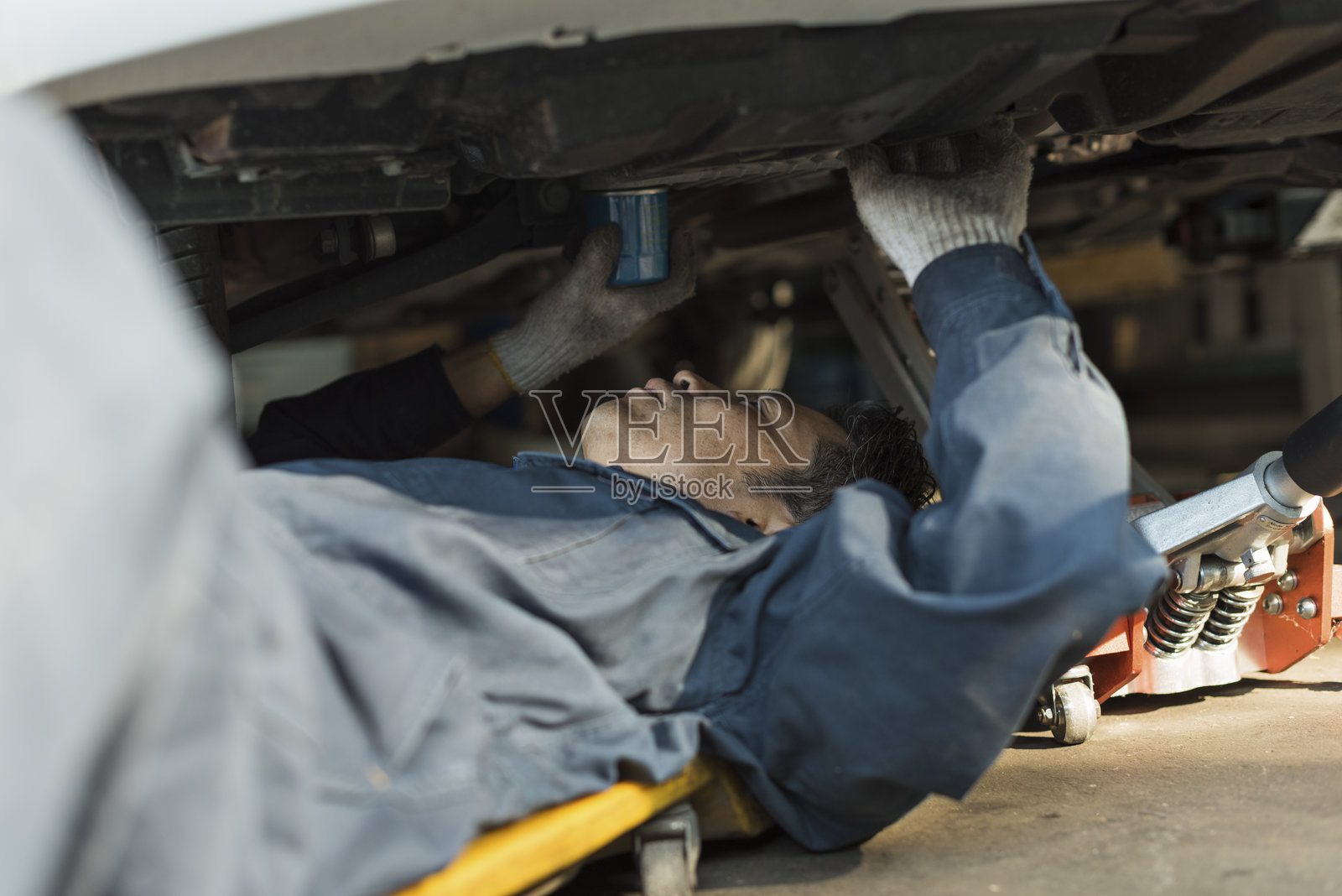 中年男性汽车修理工照片摄影图片