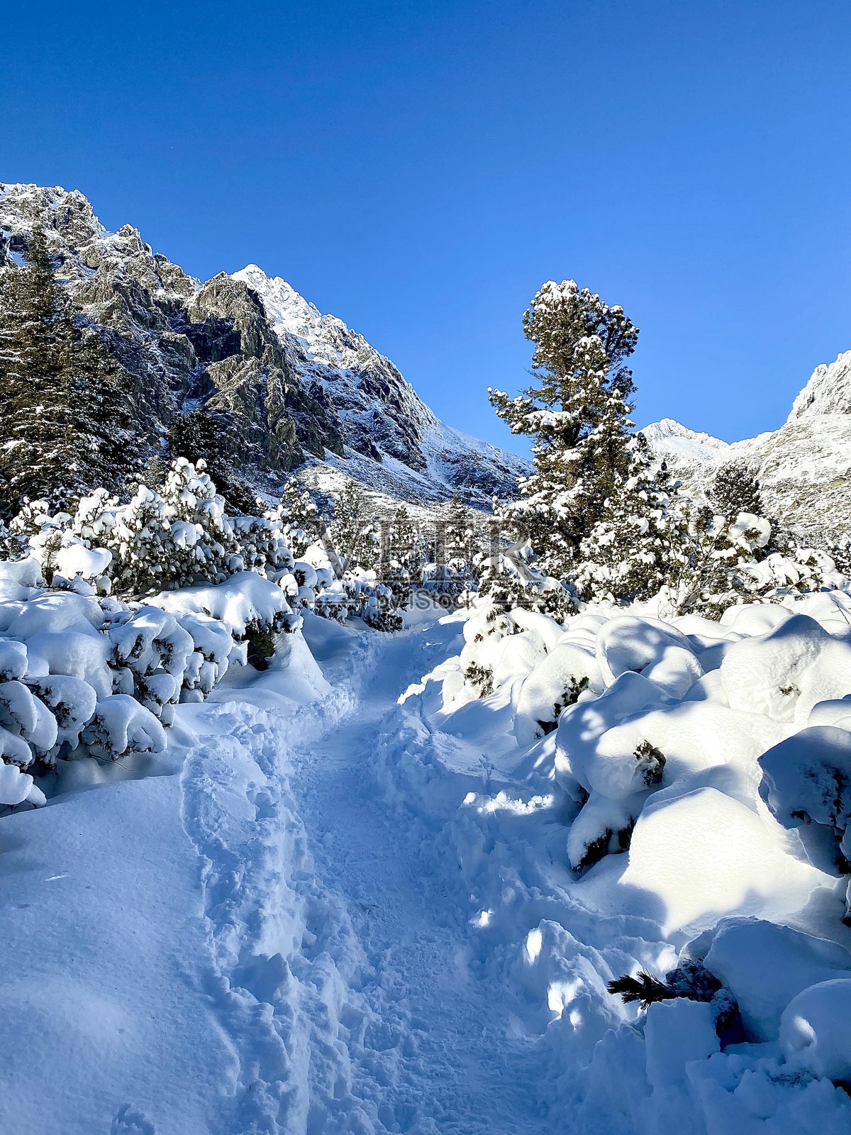 冬季雪山小径徒步旅行照片摄影图片