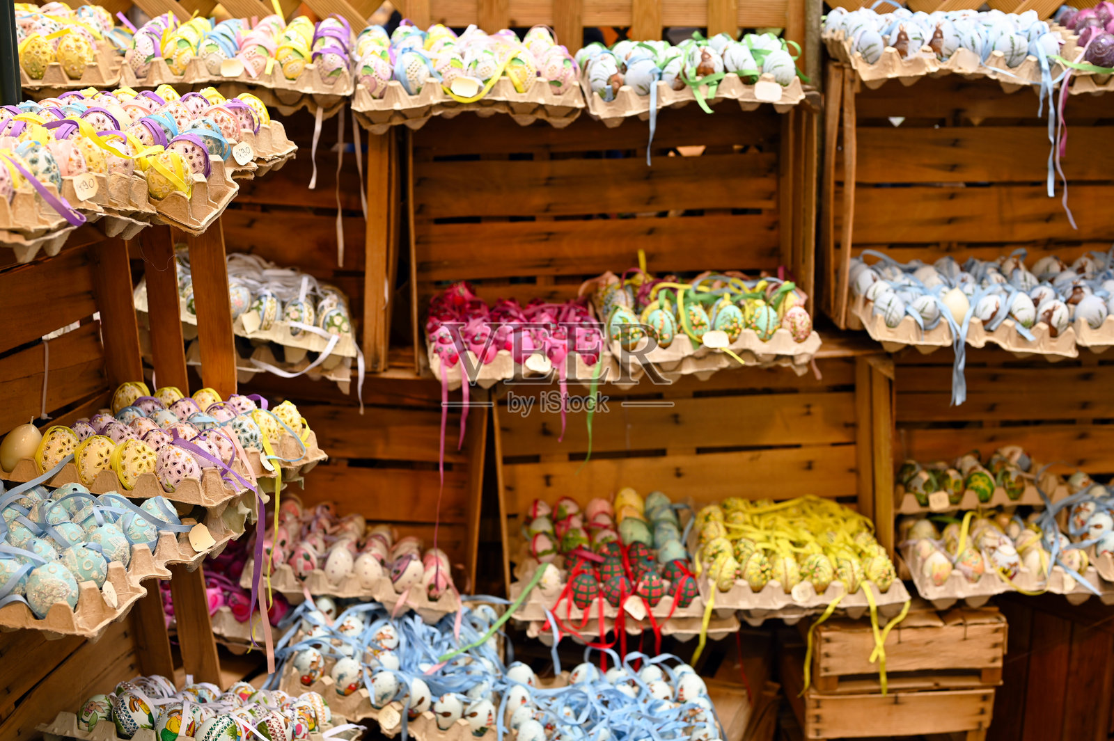 维也纳，奥地利的木架上摆放着五彩缤纷的复活节彩蛋照片摄影图片