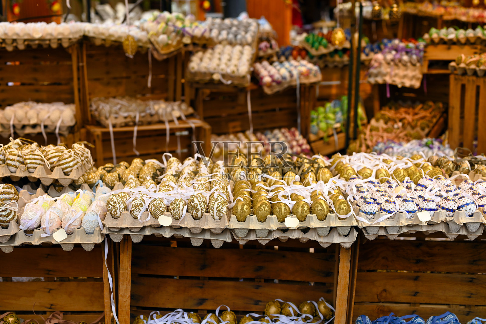 维也纳市场上木架上的五彩绘制复活节彩蛋照片摄影图片