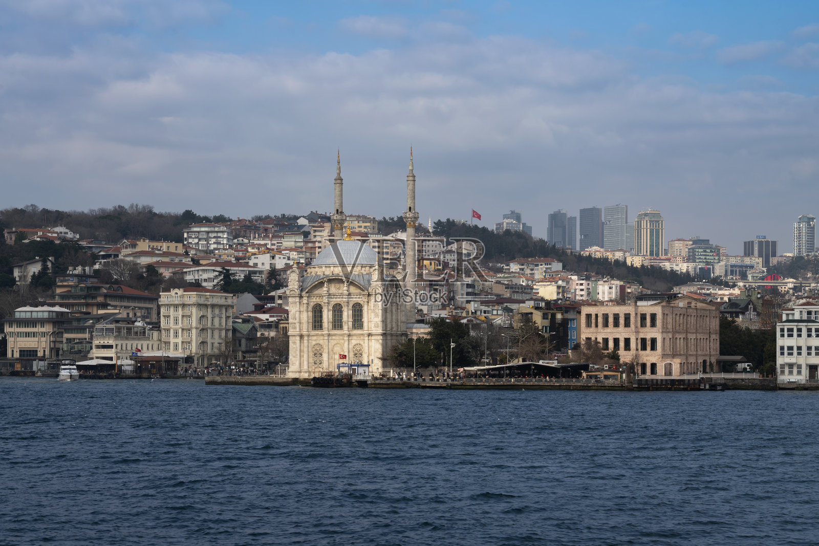 伊斯坦布尔,土耳其,博斯普鲁斯海峡水域旁的贝西克塔斯区奥尔塔科伊码头广场上的奥尔塔科伊清真寺(大清真寺)照片摄影图片