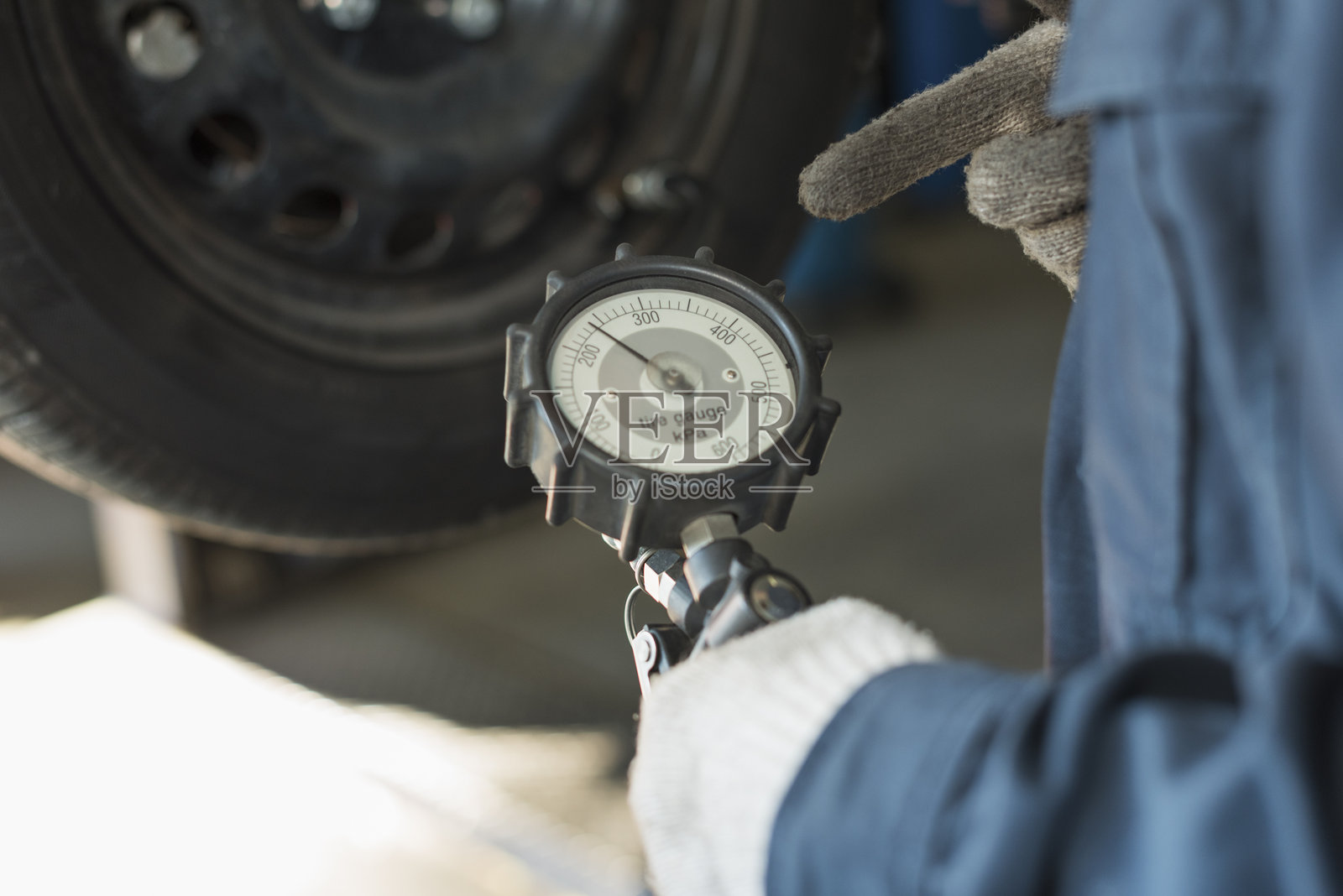 中年男性汽车修理工照片摄影图片