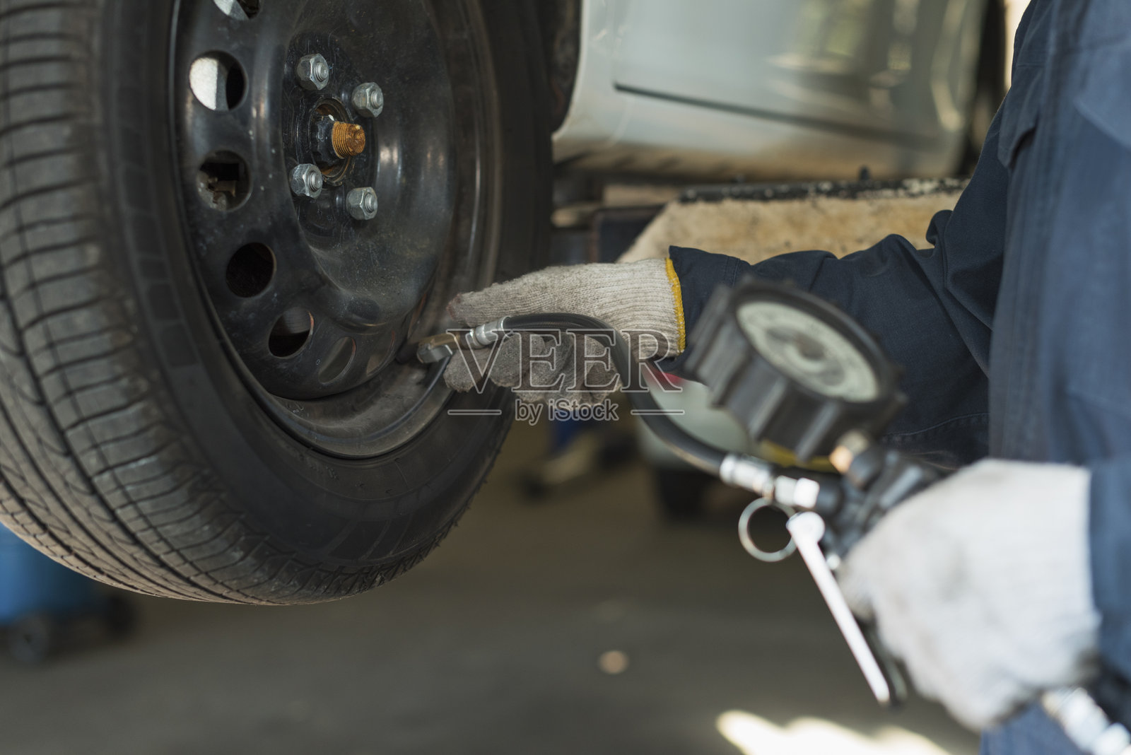 中年男性汽车修理工照片摄影图片