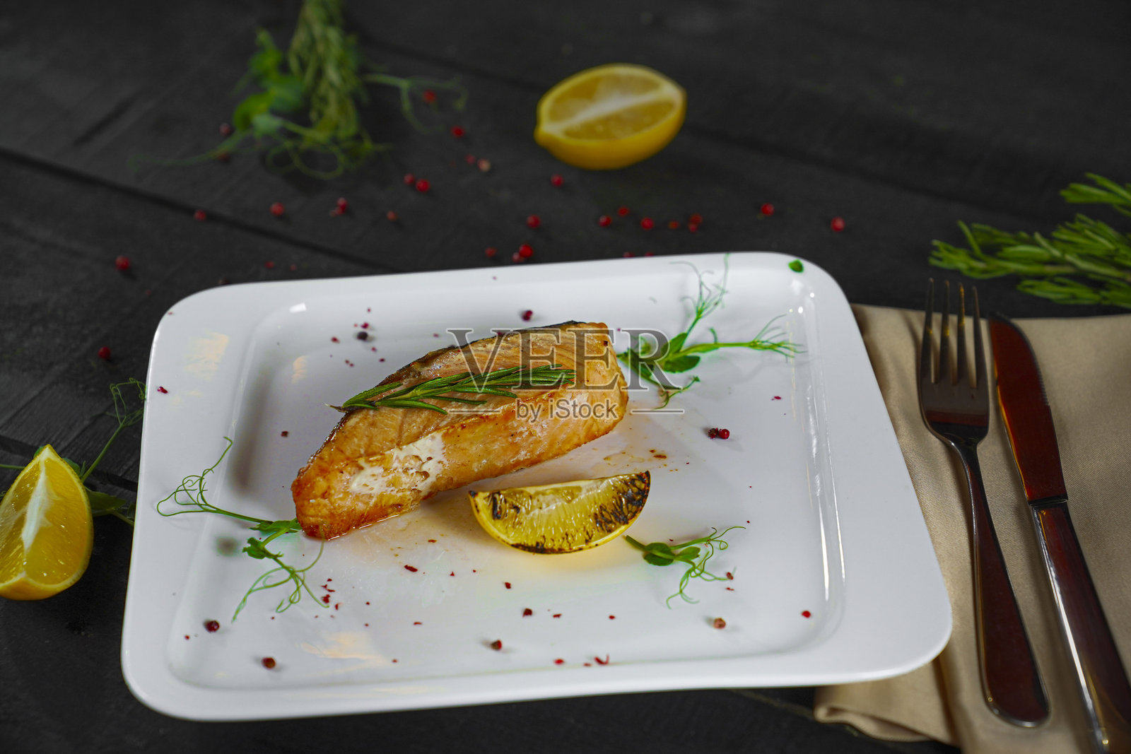 餐厅菜单：三文鱼、鳟鱼、红鱼牛排、迷迭香柠檬酱照片摄影图片