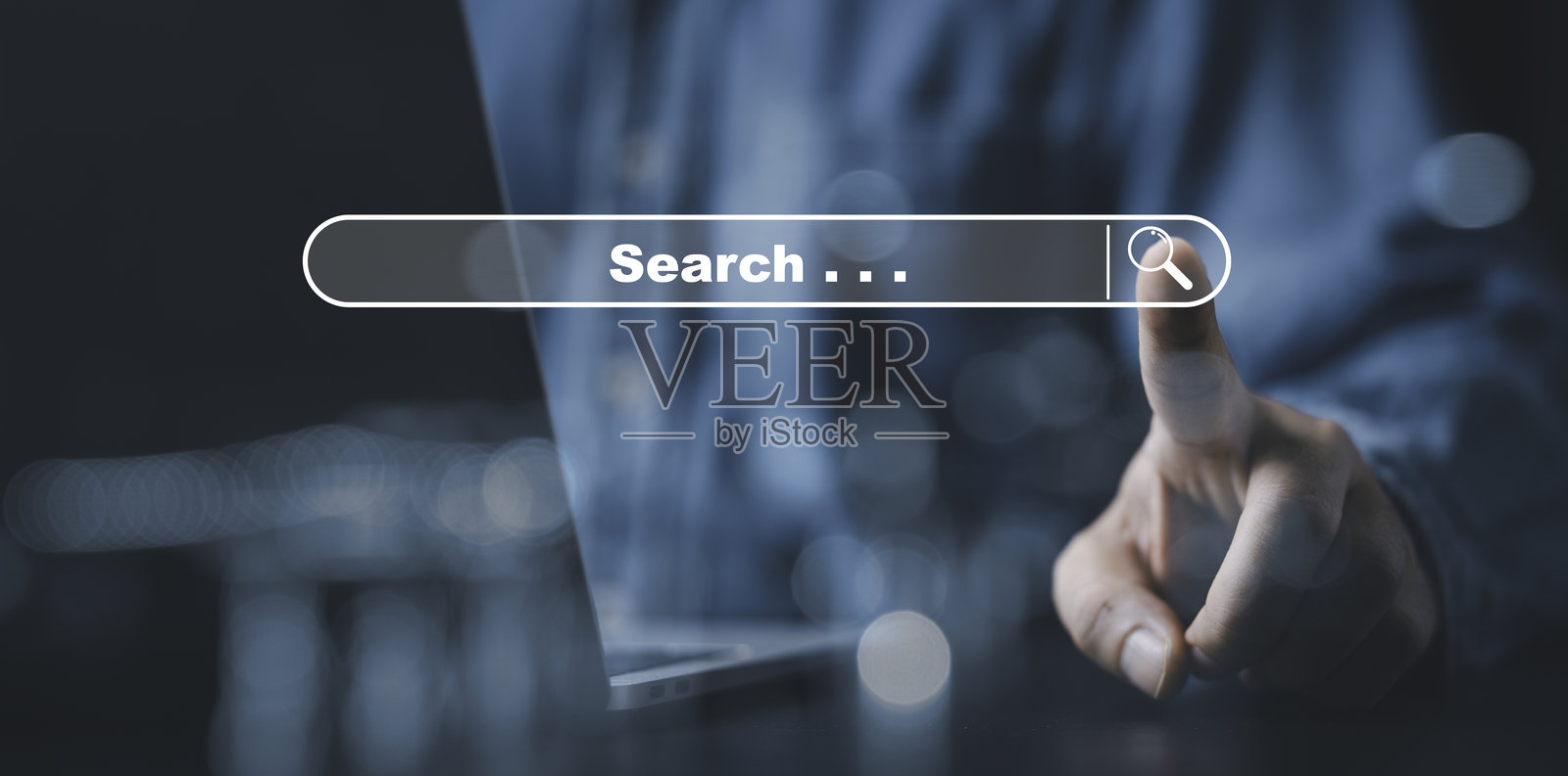 商人使用笔记本电脑，搜索栏图标用于浏览信息网络和搜索引擎优化概念。照片摄影图片