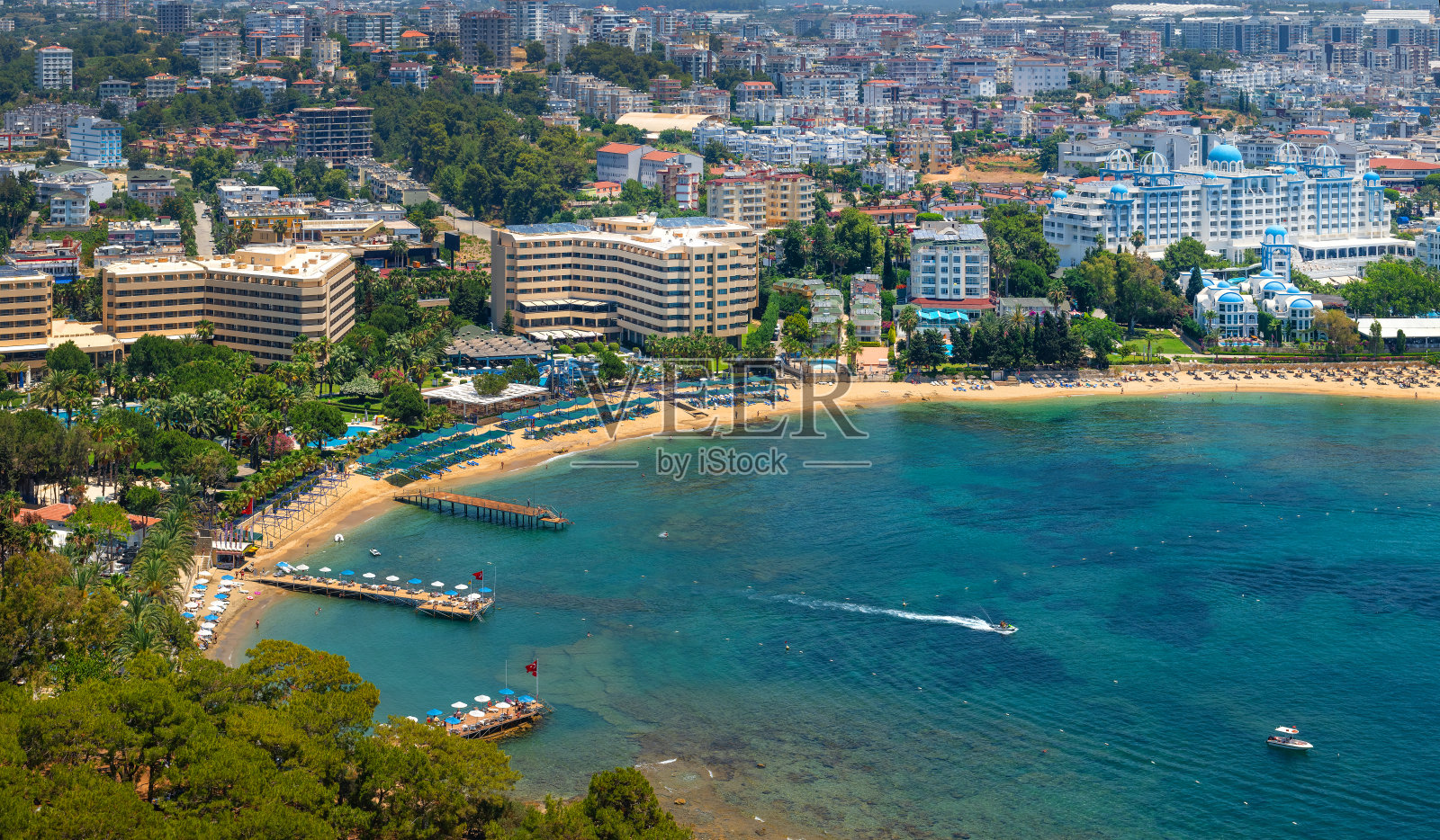 阿拉尼亚度假小镇阿夫萨拉尔地区的风景如画的海湾，拥有沙滩和酒店照片摄影图片