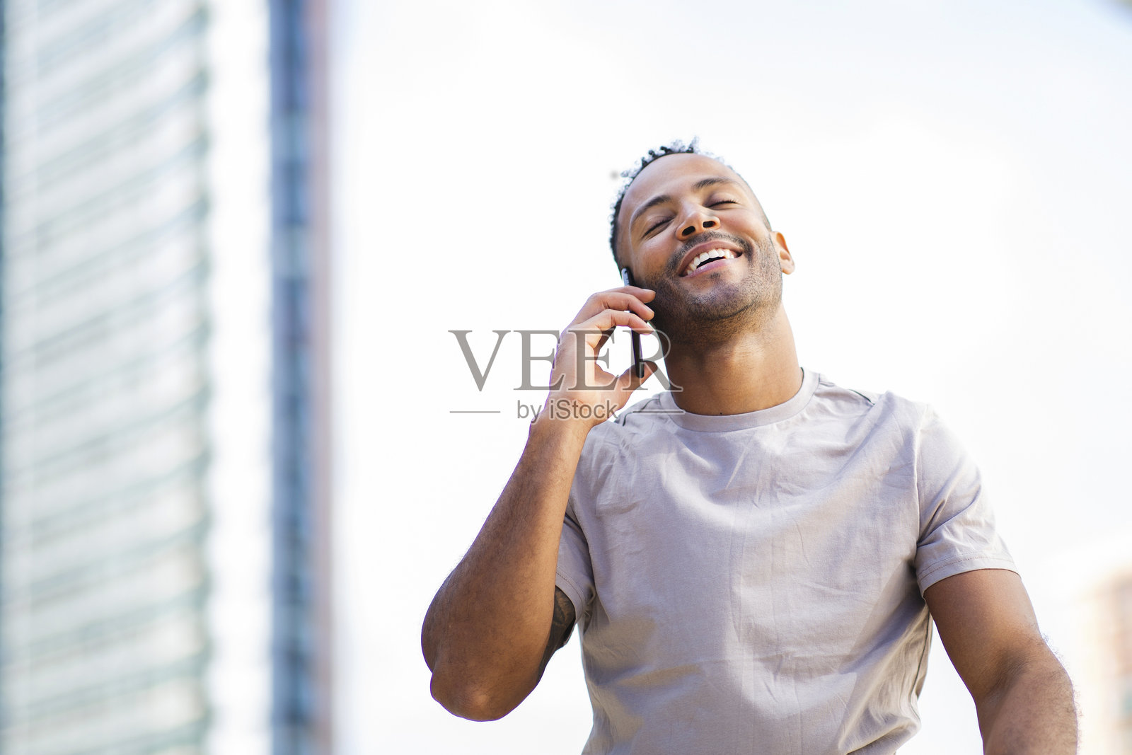 满意的男人闭着眼睛打手机电话照片摄影图片