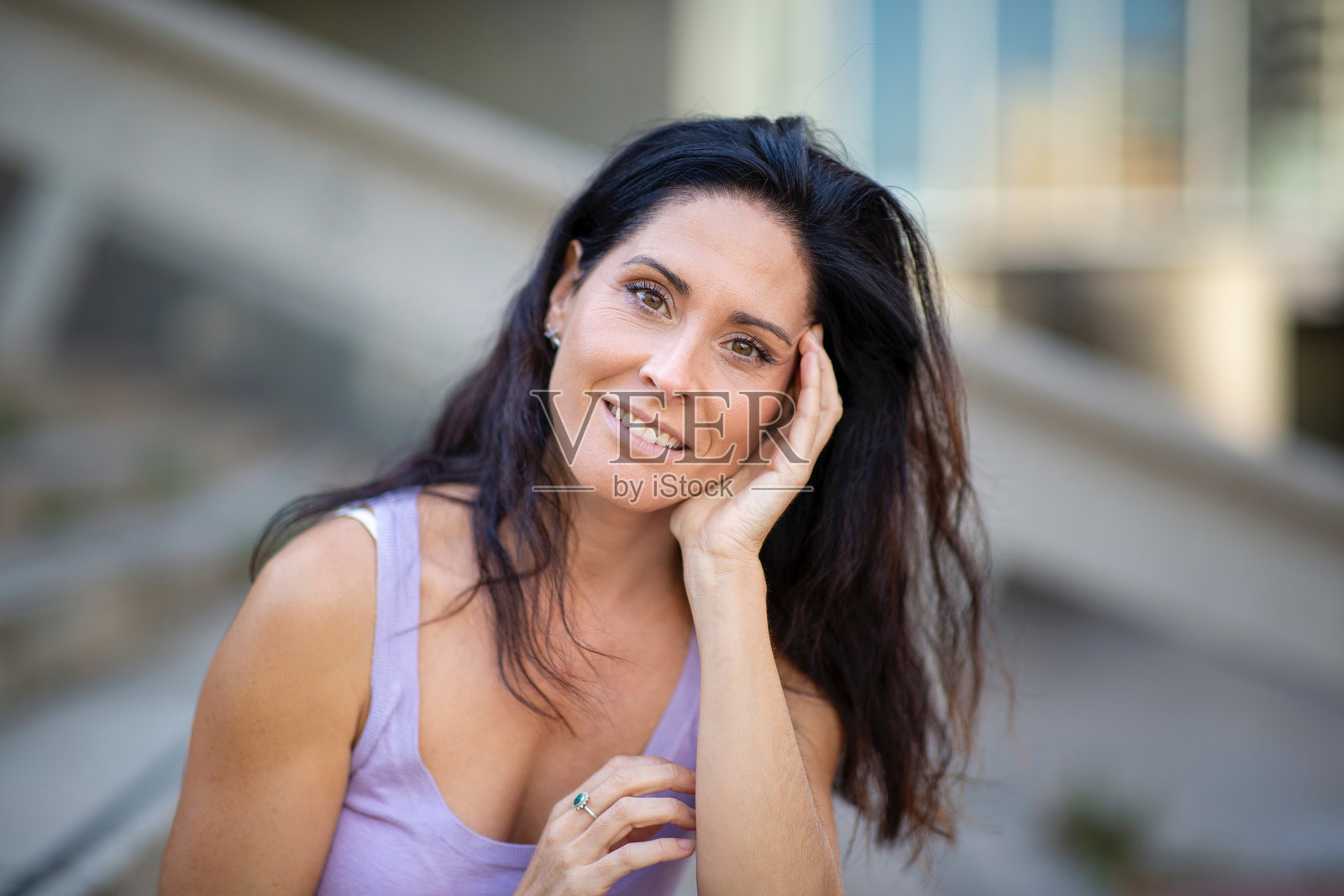 美丽的女人在城市户外微笑照片摄影图片