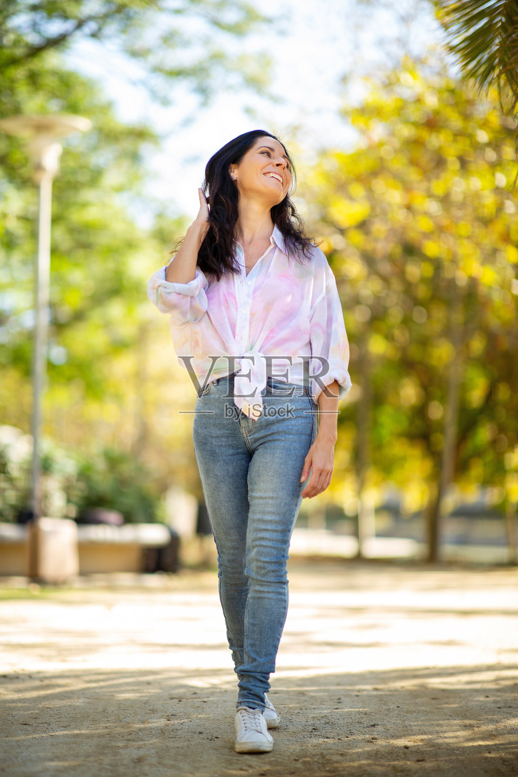 快乐的白人女性在公园户外散步照片摄影图片