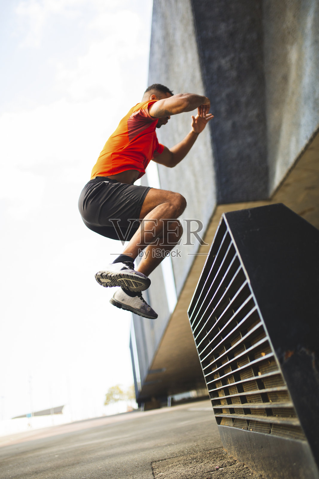 强壮的男子在户外训练中练习跳高运动照片摄影图片