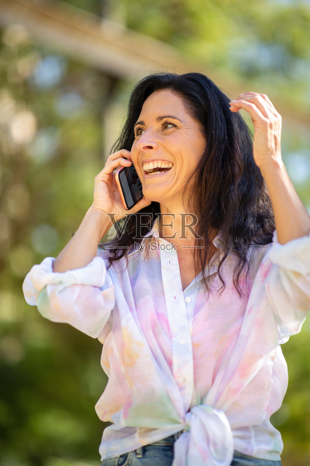 时尚女性在公园里打电话照片摄影图片