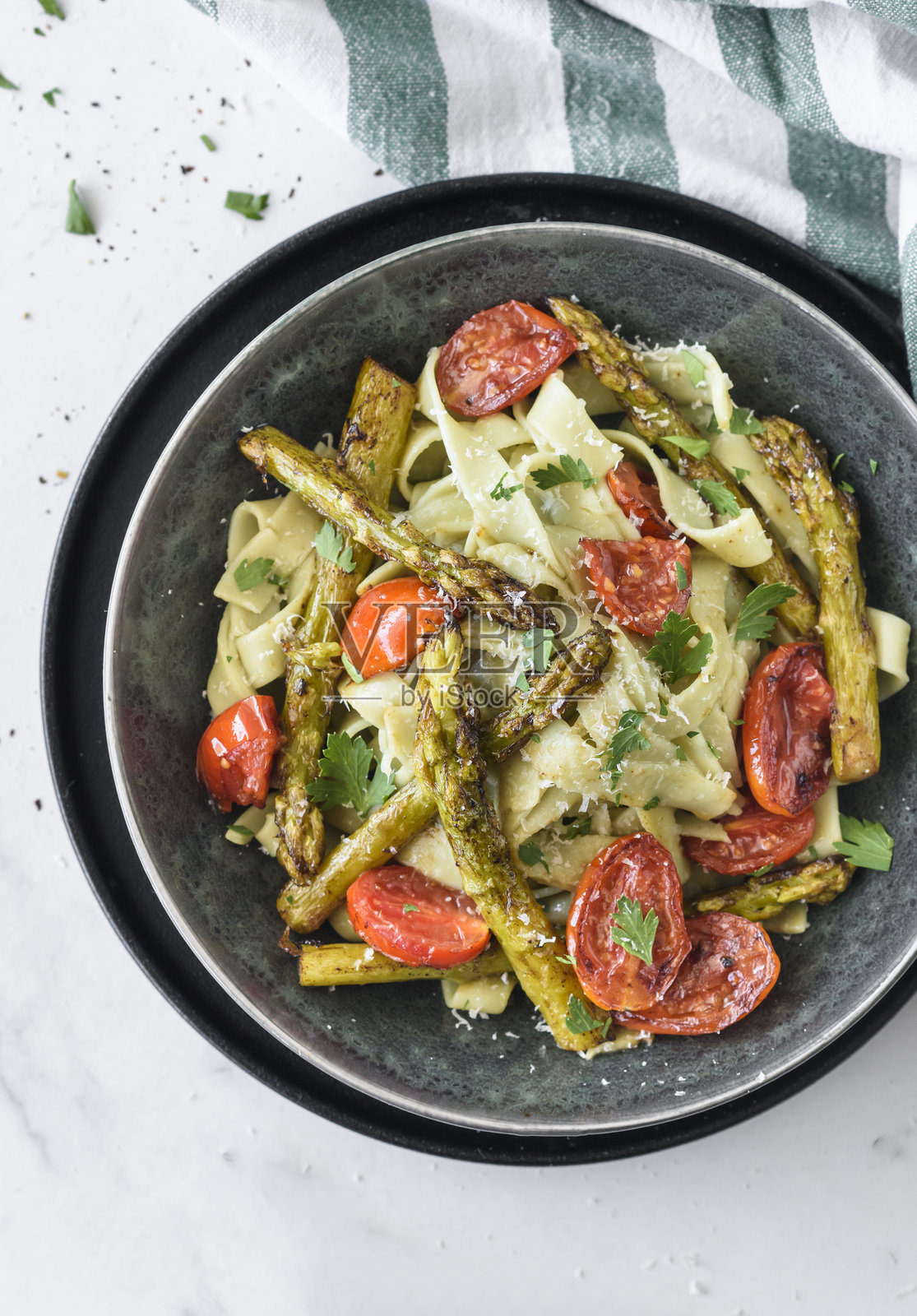 菠菜宽面条配芦笋照片摄影图片