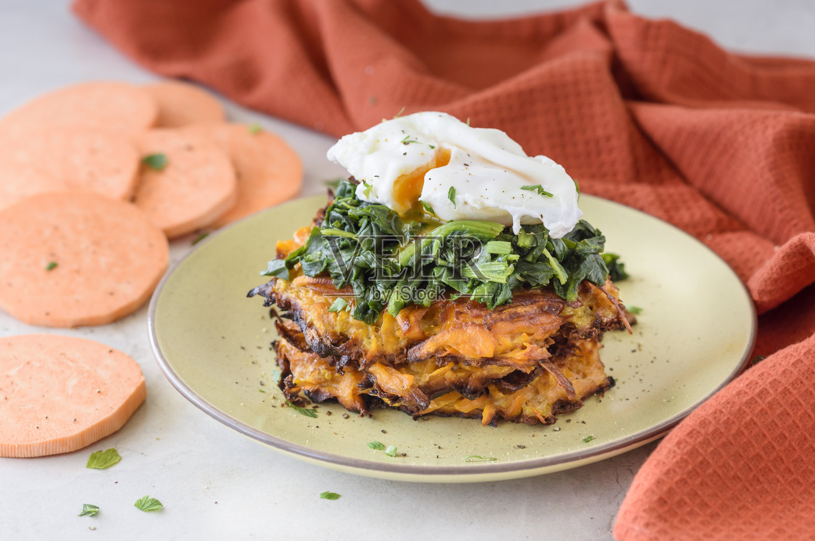 红薯哈希棕色土豆饼照片摄影图片